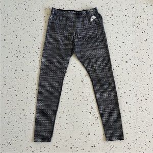 💘 NIKE - BLACK AND WHITE STRIPED LEGGINGS